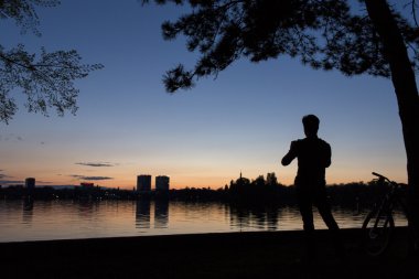 Amatör fotoğrafçı on sunset fotoğraf çekmek