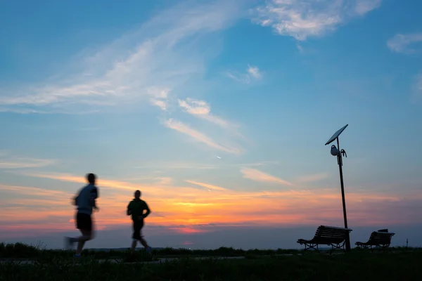 日没でジョギング — ストック写真