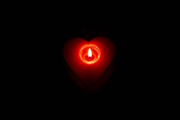 Kırmızı yanan kalp şeklinde mum — Stok fotoğraf