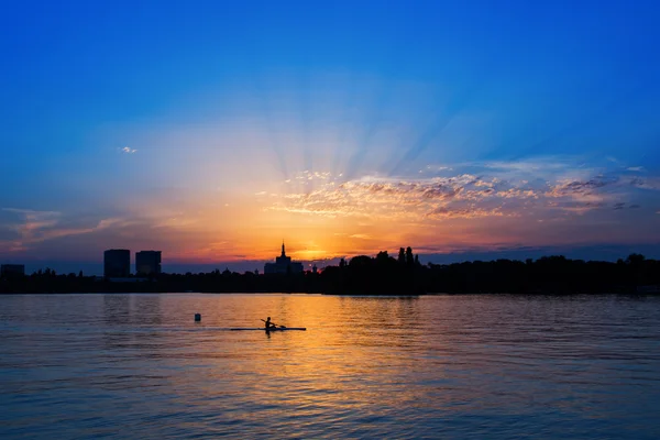 Man in kayaking on Lake at sunset — Stock Photo, Image