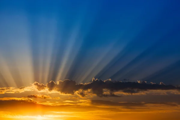 Raios de luz sobre o céu azul — Fotografia de Stock