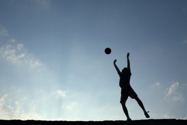 Basketbol oynamak adam silüeti