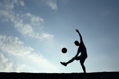 topla oynamayı futbol adam silüeti