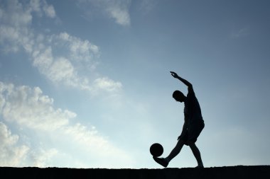topla oynamayı futbol adam silüeti