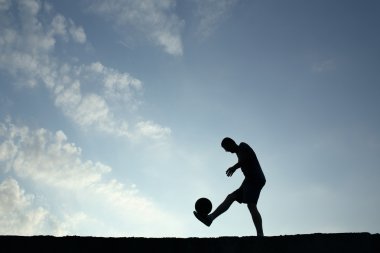 topla oynamayı futbol adam silüeti