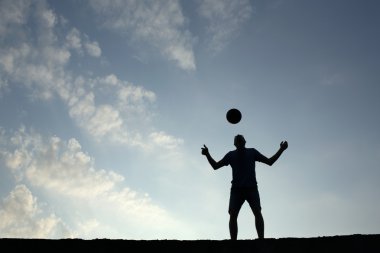 topla oynamayı futbol adam silüeti