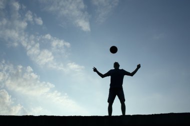 topla oynamayı futbol adam silüeti