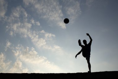 topla oynamayı futbol adam silüeti