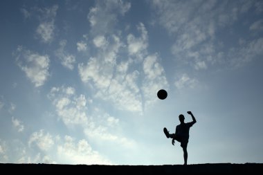 topla oynamayı futbol adam silüeti