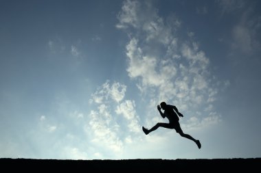siluet spor adamın mavi gökyüzü ve bulutlar ile geri atlama