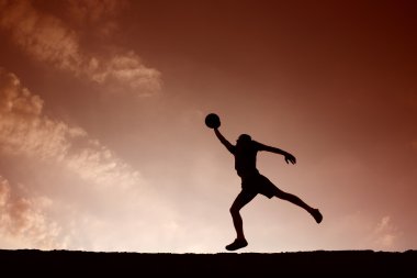 basketbol oynarken adam silüeti