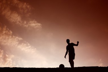 topla oynamayı futbol adam silüeti