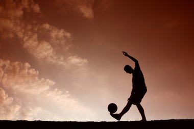 topla oynamayı futbol adam silüeti