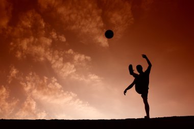 topla oynamayı futbol adam silüeti