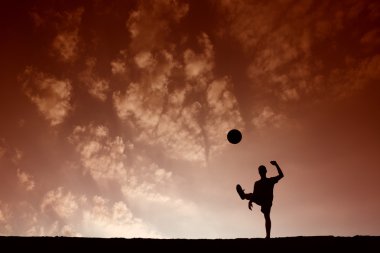 topla oynamayı futbol adam silüeti