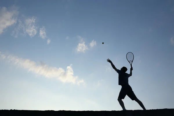 Silhouette eines Tennisspielers — Stockfoto