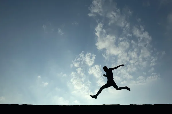 Siluet spor adamın atlama — Stok fotoğraf