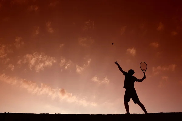 Silhouet van man met tennis — Stockfoto