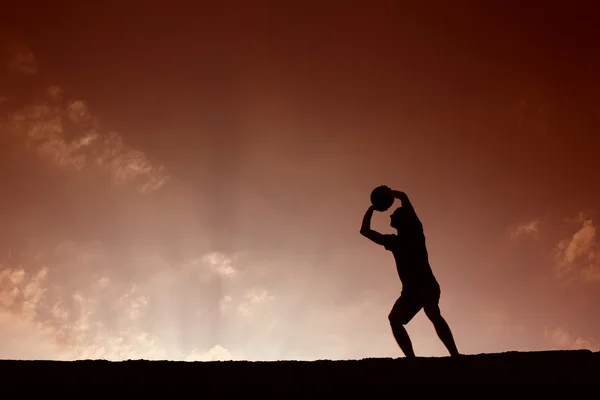 Silhouette dell'uomo che gioca a basket — Foto Stock