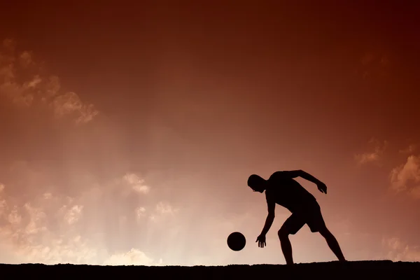 Silhouette eines Mannes, der Basketball spielt — Stockfoto