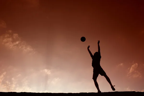 Силуэт человека, играющего в баскетбол — стоковое фото