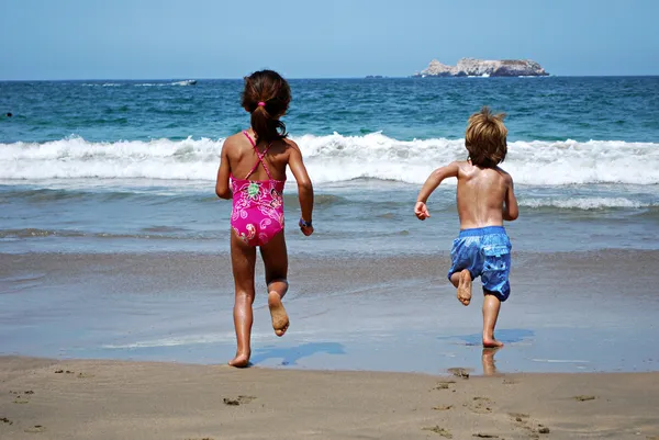 Crianças correndo para o mar — Fotografia de Stock