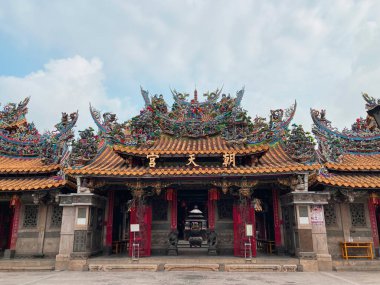 Mazu 'nun unvanı Tianhou, Tianfei veya Shengmu' dur. Dindarlar ona Mazu Po der..
