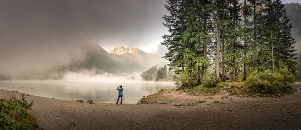 Alba Sul Lago Con Nebbia Montagna Foto Stock