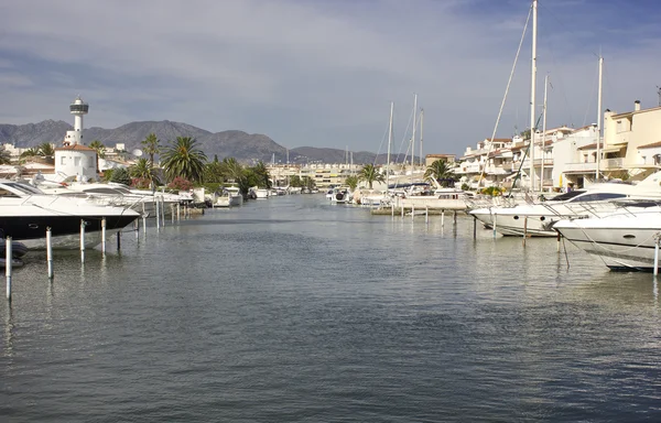 Yachts de luxe dans un port — Photo