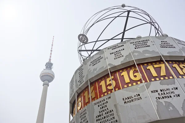 Torre de televisión y reloj del mundo (Fernsehturm, Weltzeituhr Berlin ) — Foto de Stock