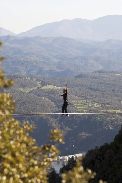 Hombre practicando highline —  Fotos de Stock