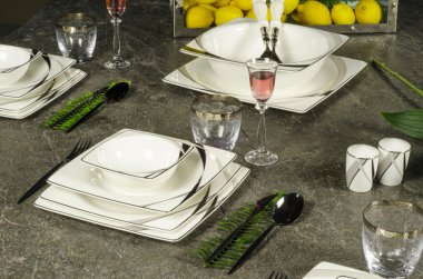 yemek tablo üzerinde Bahçe ayarla