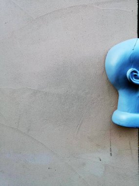 Mavi seramik bir insan heykeli kafasının yakın plan fotoğrafı.