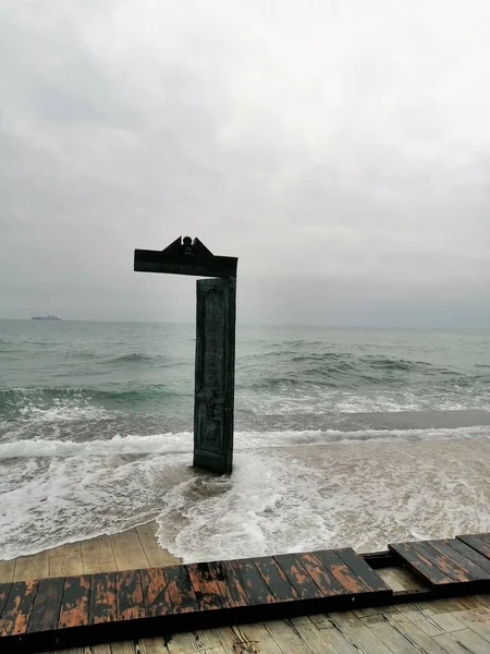 Dörren Stranden Staden Odesa Bakgrund Grå Vågor Svarta Havet — Stockfoto