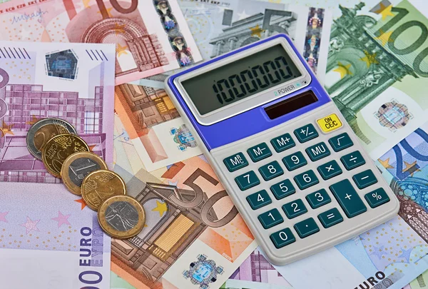 Eurosedlar med miniräknare — Stockfoto
