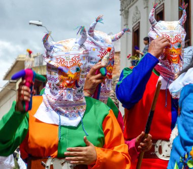 Cuenca, Ekvador-24 Aralık 2019: Bebek İsa 'nın onuruna Noel Geçidi Pase del Nino Viajero (Gezgin Çocuk). Dansçılar, geçit törenindeki Saraguro halkının folklor karakterleri. Azuay Bölgesi