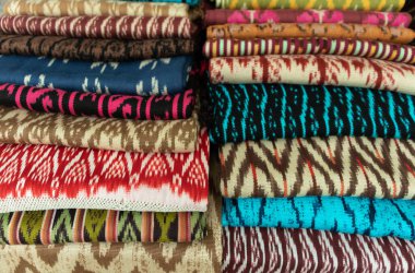 Piyasada Eşarp veya Macanas, Gualaceo kton için geleneksel el sanatları ve tasarım, Azuay eyaleti, tekniği kullanılarak yapılan Ikat, renkli kumaşlar arka plan. Cuenca, Ekvador