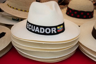 Cuenca, Ekvador 'daki geleneksel açık hava pazarında grupta el yapımı Panama Şapkası veya country adı 