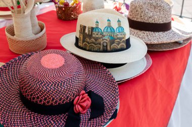 Cuenca, Ekvador 'daki geleneksel açık hava pazarında el yapımı Panama Şapkaları veya Paja Toquilla şapkaları veya sombrerolar. Güney Amerika 'dan popüler bir hatıra.