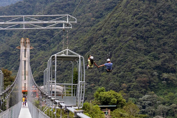 Banos Agua Santa Ecuador Enero 2022 Turistas Caminando Puente Cable — Foto de Stock