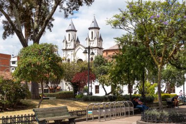 Cuenca, Azuay, Ekvador - 23 Ocak 2022: Cuenca ve San Blas parkının tarihi merkezinde El Buen Pastor Kilisesi manzarası (1892)