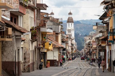 Cuenca, Ekvador - 27 Ocak 2022: Cuenca kentinin tarihi merkezi, UNESCO miras alanı. Gran Kolombiya ve kilise manzarası Santo Domingo
