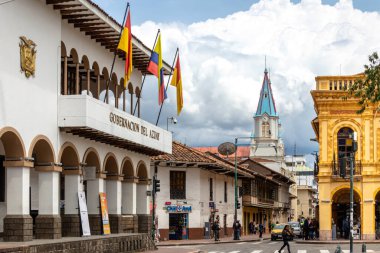 Cuenca, Ekvador - 12 Ocak 2022: Cuenca kentinin tarihi merkezi. Simon Bolivar sokağı, tarihi binalar, Azuay eyalet yönetimi ve San Alfonso kilisesi. UNESCO Miras Bölgesi