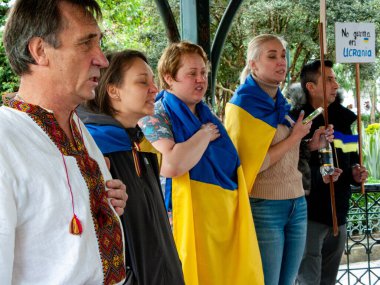 Cuenca, Ekvador - 27 Şubat 2022: Ukraynalı grup Cuenca kentinde savaşa karşı barışçıl protesto gösterisi düzenledi