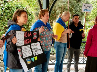 Cuenca, Ekvador - 27 Şubat 2022: Ukraynalı grup Cuenca kentinde savaşa karşı barışçıl protesto gösterisi düzenledi