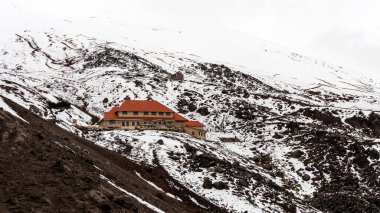 Sığınak, deniz seviyesinden 4864 metre yükseklikteki Cotopaxi volkanının karlı kaymasında yer alıyor. Cotopaxi ili, Ekvador