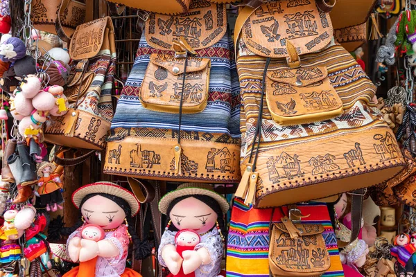 에콰도르 쿠엥카에 시장에 전시되어 기념품들은 가죽으로 배낭이다 — 스톡 사진