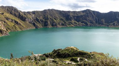 Quilotoa Gölü, Caldera, Quilotoa volkanı. Göle giden yolda yürüyüş alanı ve turistler. Cotopaxi ili, Ekvador