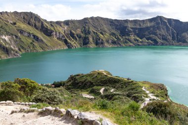 Quilotoa Gölü, Quilotoa yanardağından oluşan su dolu bir kalderadır. Cotopaxi ili, Ekvador