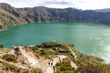 Quilotoa Gölü, Caldera, Quilotoa volkanı. Göle giden yolda yürüyüş alanı ve turistler. Cotopaxi ili, Ekvador